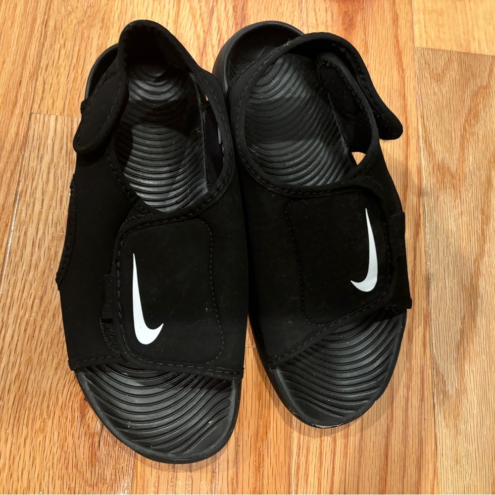 Kids Nike Sunray sandals in a size 3y